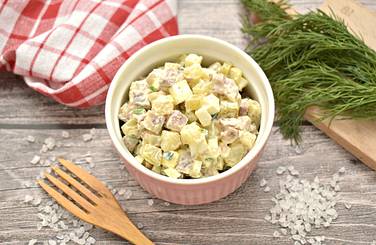 Вкусный и сытный салат с мясом и солёными огурцами подаём к столу