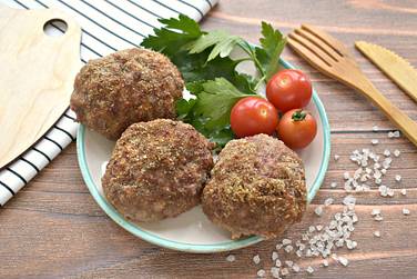 Домашние котлеты в сухарях получились с румяной корочкой, сытными и вкусными