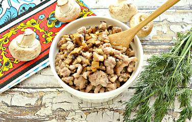 Сочная и вкусная начинка для пирожков из фарша с грибами готова! Остужаем её, а потом принимаемся за лепку пирожков