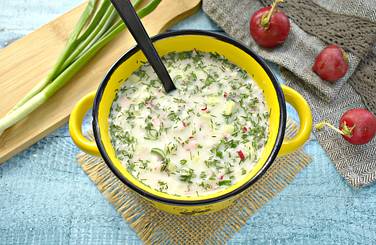 Вкусная окрошка с колбасой на сметане готова