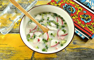 Вкусная летняя окрошка с колбасой на минеральной воде готова