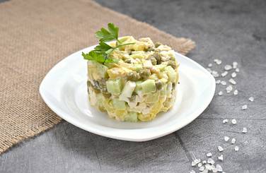 Салат Оливье с куриным филе без моркови готов