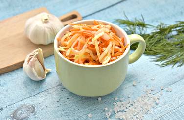 Капуста по-корейски вместе с морковью получилась сочной, вкусной, пикантной