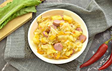 Рагу из овощей с кабачками и сосисками получилось сочным, сытным и очень вкусным