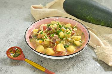 Овощное рагу с картошкой, свининой и фасолью получилось аппетитным, сытным и сочным