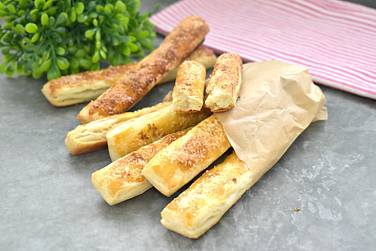 Палочки с сахаром и корицей из слоёного теста станут замечательным дополнением к любому десертному столу