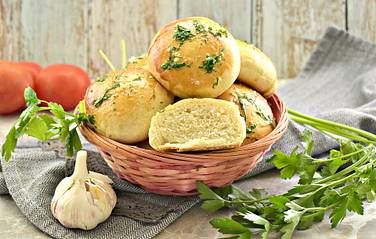 Домашние пампушки с чесноком и зеленью получились мягкими, вкусными, ароматными, зовите всех к столу