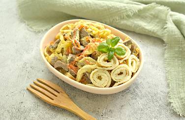Печёночный салат с яичными блинчиками получился вкусным и сытным