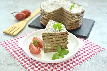 Готовый печёночный торт со сметаной получился вкусным и сытным