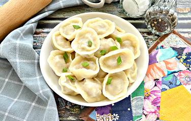 Мясо-картофельные пельмени подаём на стол вместе с любимым соусом
