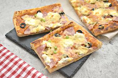Пицца из слоёного теста с ветчиной и творожным сыром получилась сочной, вкусной и сытной