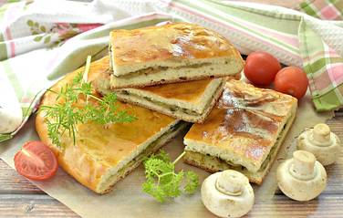 Вкусный и сытный пирог с начинкой из капусты и грибов готов