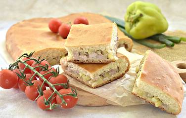 Наш пирог из дрожжевого теста с картошкой и мясом получился очень вкусным и сытным