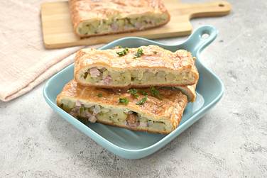Вкусный и сытный пирог с картошкой и курицей из слоёного дрожжевого теста нарезаем кусочками и угощаемся