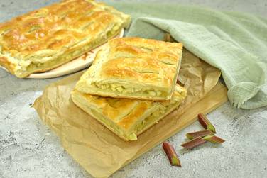 Пирог с ревенем и яблоками из слоёного теста получился вкусным, ароматным и аппетитным