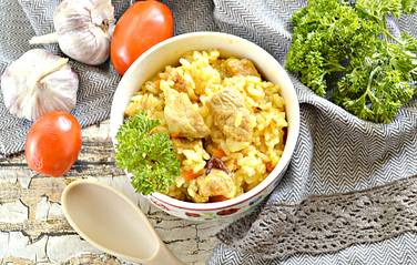 Плов в кастрюле со свининой получился вкусным и рассыпчатым, угощайтесь на здоровье! Приятного аппетита!