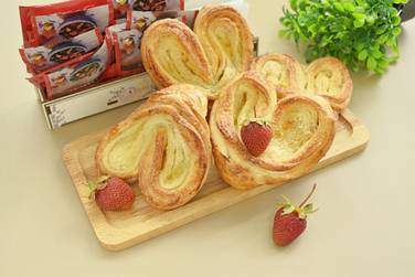 Плюшки из слоёного теста с сахаром и корицей готовы