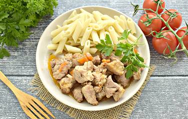 Сочная и вкусная поджарка из свинины в мультиварке готова