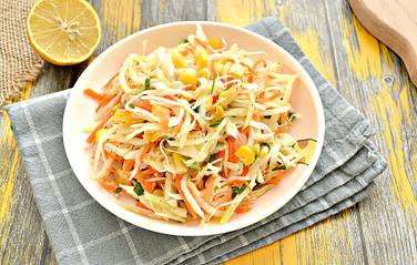 Овощной постный салат с кукурузой и редькой готов