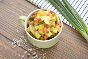 Постный картофельный салат с грибами и горошком получился вкусным и сытным