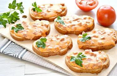 Сытные горячие бутерброды для перекуса готовы! Дополнительно их можно преобразить с помощью свежей зелени