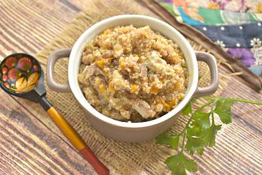 Каша из пшеничной крупы с тушёнкой получилась вкусной, ароматной, наваристой