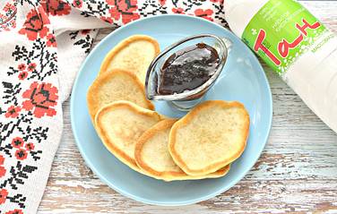 Вкусные оладьи на тане подаём сразу на стол