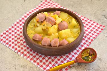 Рагу из картошки с сосисками в сметане получилось ароматным, вкусным и сытным