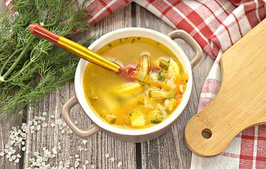 Вкусный рассольник с рисом и огурцами разливаем по тарелкам