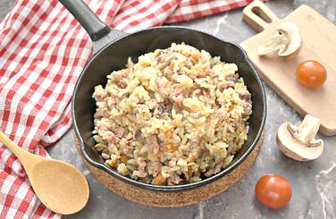 Блюдо из риса, свежих шампиньонов и мясного фарша получилось ароматным, вкусным и сытным