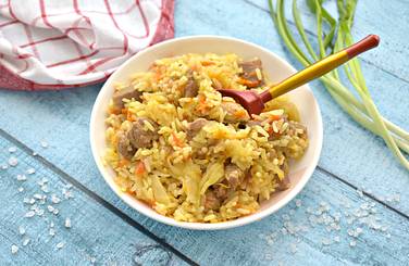 Рис, приготовленный вместе с капустой и мясом, получился сытным, вкусным, сочным