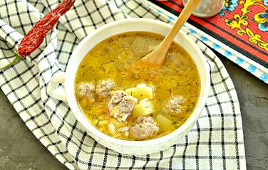 Вкусный суп с рисом и фрикадельками готов, разливаем его порциями в тарелки