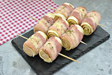 Вкусные рулетики из бекона, лаваша и сыра подаём к столу в качестве аппетитной и вкусной закуски