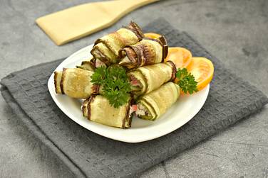 Рулетики из кабачков с сыром и крабовыми палочками готовы