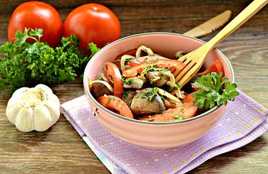 Приготовленный салат с куриной печёнкой и помидорами сразу выставляем на стол
