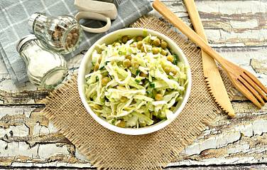 Вкусный и простой в приготовлении капустный салат с горошком и сыром готов