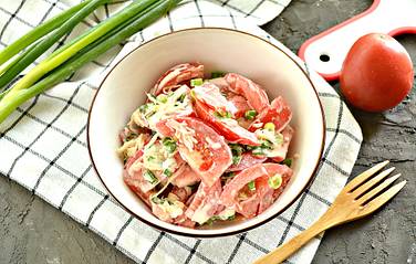 Аппетитный и вкусный салат из помидоров с чесноком и сыром готов к дегустации