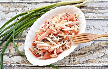 Простой в приготовлении, но очень вкусный салат Красное море с крабовыми палочками и фасолью готов к употреблению