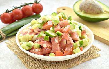 Салат с авокадо и помидорами получился вкусным, сочным и питательным