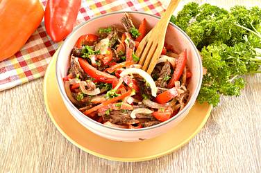 Мясной салат с изысканной вкусовой ноткой готов