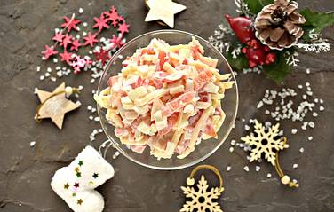 Сочный аппетитный салат с крабовым мясом, помидорами и сыром сразу предлагаем к столу