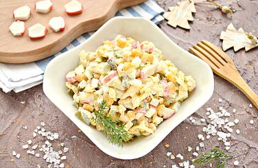 Подаём крабовый салат с солёным огурцом и кукурузой на стол