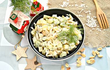 Аппетитный салат с курицей, киви и арахисом разнообразит ваш праздничный стол, угощайтесь!