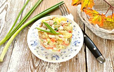 Аппетитный салат с курицей, картофелем и горошком готов к дегустации
