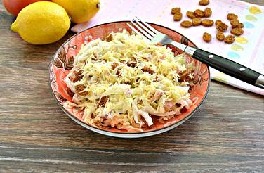 Капустный салат с копчёной курицей, сыром и сухариками приготовлен