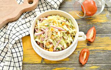 Салат с пекинской капустой, колбасой и кукурузой советую сразу выставить на стол
