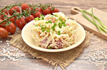 Салат из капусты, помидоров и сыра получился сочным и вкусным