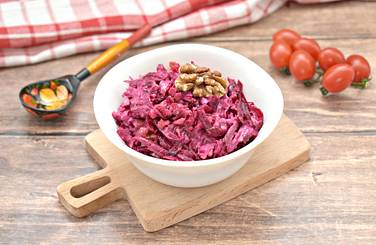 Полезный салат со свёклой, сметаной и грецкими орехами получился вкусным и аппетитным