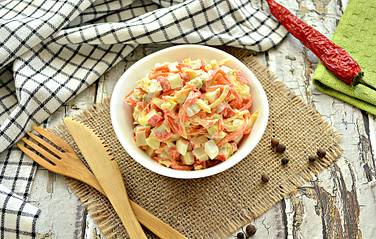 Вкусный и аппетитный салат Валерия с корейской морковкой, сыром и крабовыми палочками готов