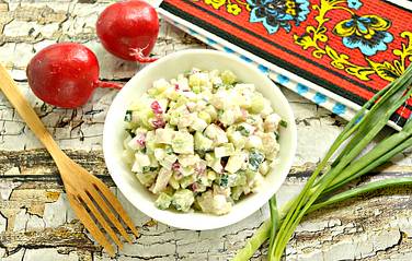 Вкусный, лёгкий в приготовлении салат с курицей, огурцом и редиской готов к дегустации